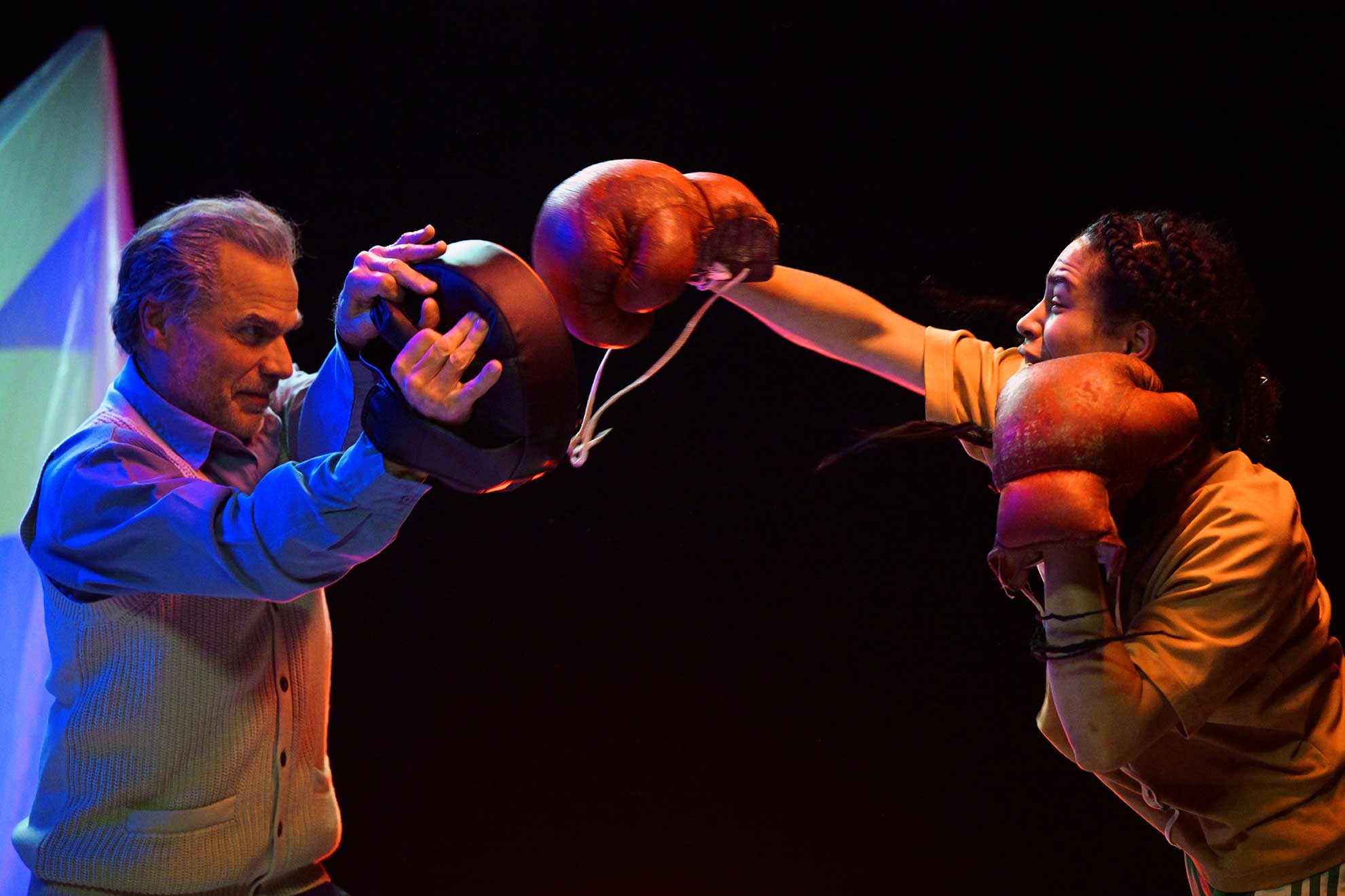 "Das Herz eines Boxers" in der Regie von Emel Aydoğdu am Jes in Stuttgart 4 © Andreas J. Etter "Das Herz eines Boxers" in der Regie von Emel Aydoğdu am Jes in Stuttgart 4 © Andreas J. Etter