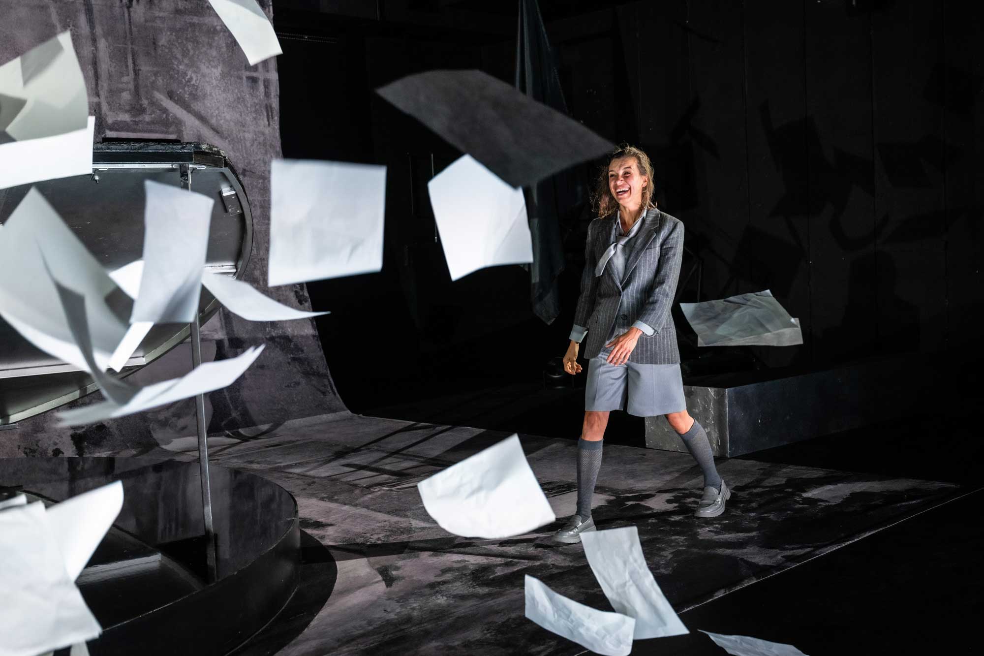 "Fremd" in der Regie von Emel Aydoğdu am Theater Bonn 4 ©Matthias Jung "Fremd" in der Regie von Emel Aydoğdu am Theater Bonn 4 ©Matthias Jung